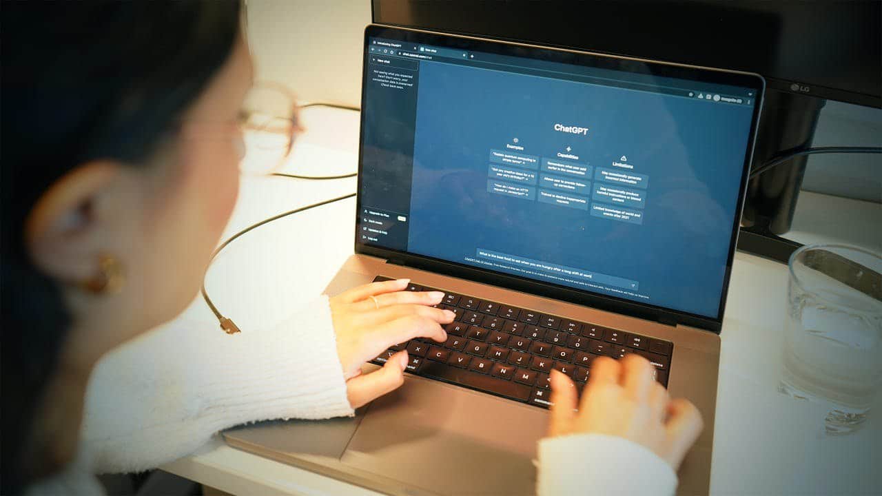 С появлением ChatGPT и схожих сервисов исследователи стали замечать, что некоторые развернутые комментарии в опросах выглядят, как «нечеловеческие» / © June Wan, ZDNET