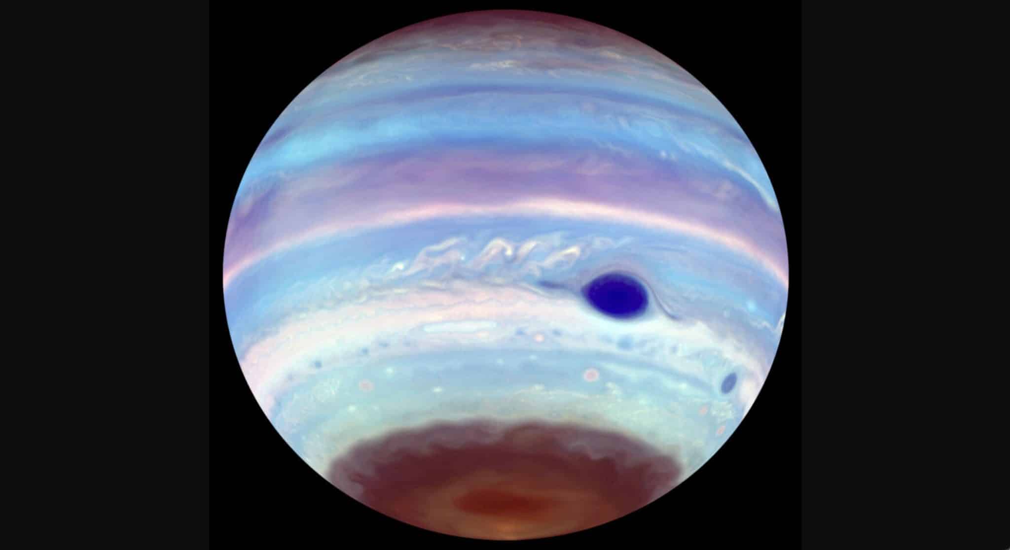 Снимок Юпитера в ультрафиолетовом диапазоне, сделанный с помощью космического телескопа «Хаббл». На южном полюсе газового гиганта красуется гигантское овальное пятно / © Troy Tsubota and Michael Wong, UC Berkeley