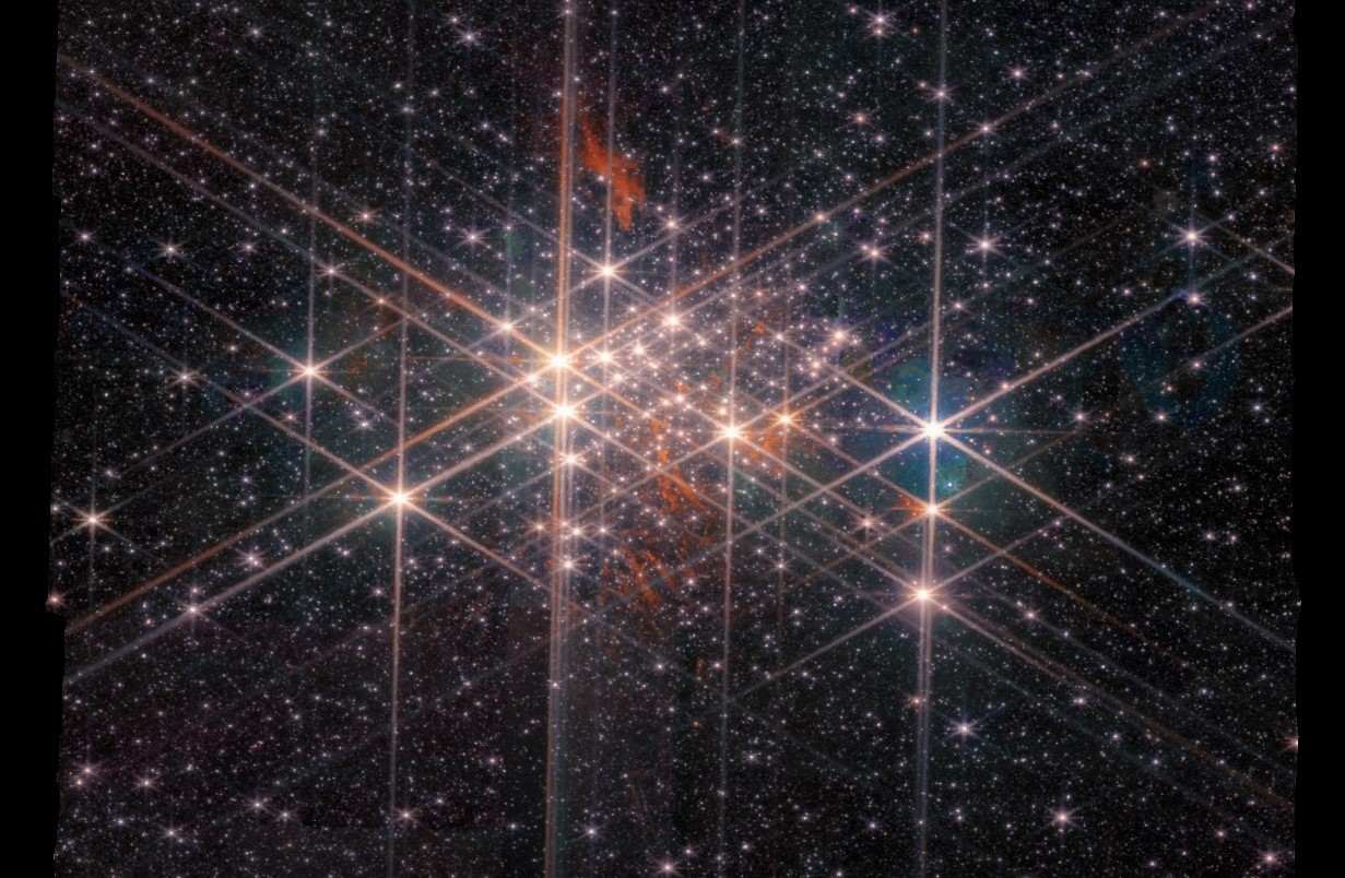 RGB-снимок скопления Westerlund 1, сделанный инструментом NIRCam «Джеймса Уэбба». Если считать, что расстояние до скопления около 13,8 тысячи световых лет, то ширина области на снимке — 24,46 светового года / © M. G. Guarcello et al. arXiv:2411.13051v1 (2024)