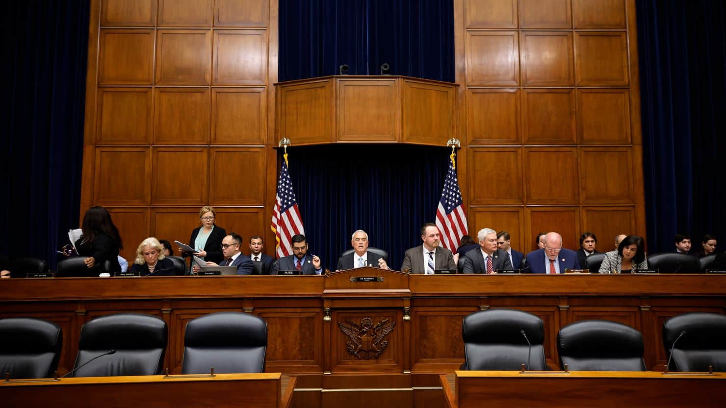 Избранный подкомитет по коронавирусной пандемии конгресса США во время заседания / © Getty