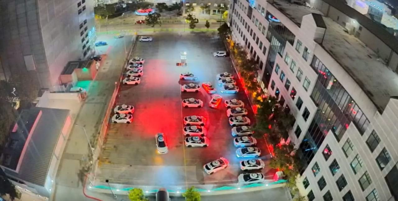 Автомобили Waymo бибикают друг на друга ночью на парковке в США, 2024 год. Жители окрестных домов были не в восторге: автономные авто сами слабо реагируют на звуковые сигналы, поэтому перекличка шла долго. Для решения подобных проблем нужен более гибкий ИИ / © Wikimedia Commons