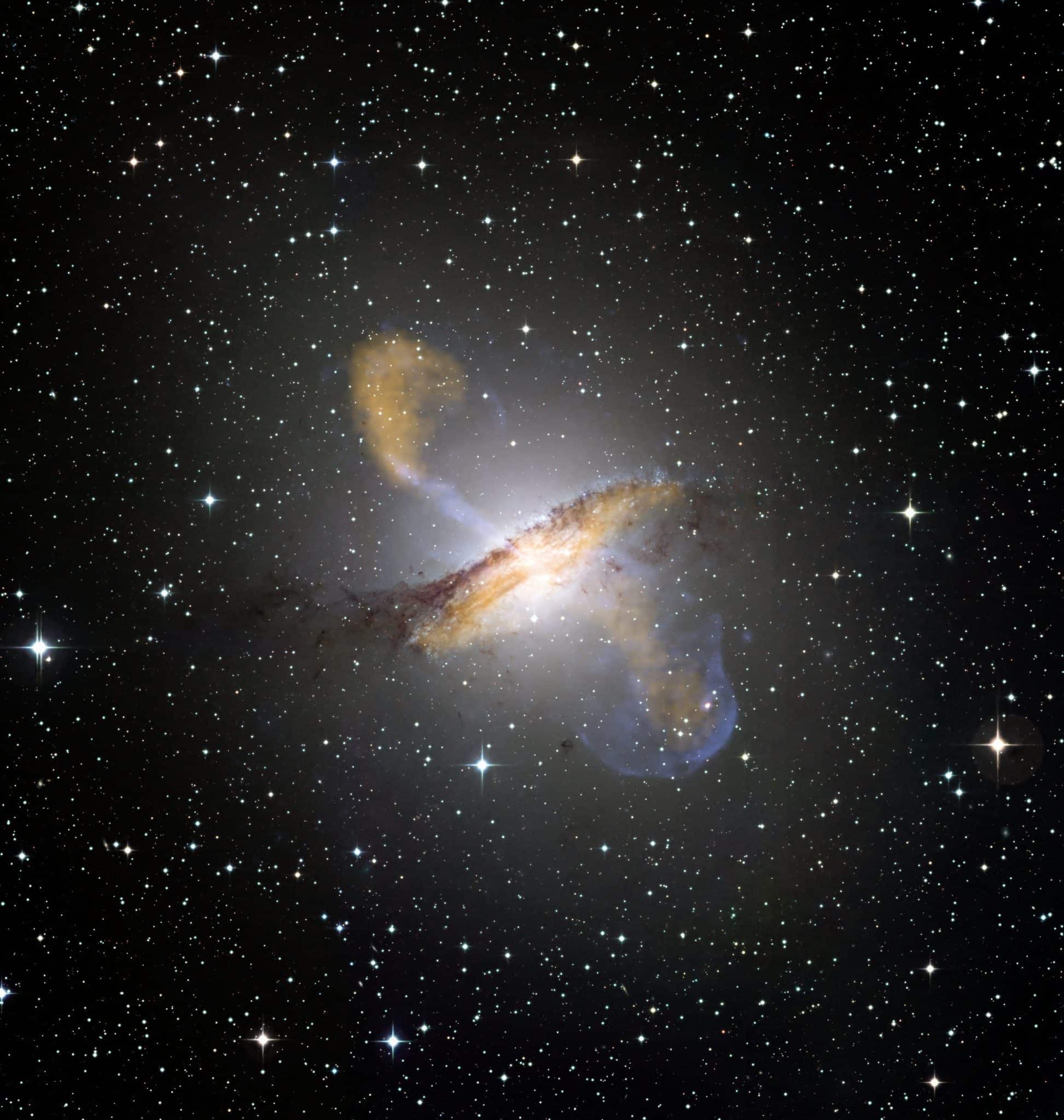 Галактика Центавр А / © ESO/WFI (Optical); MPIfR/ESO/APEX/A.Weiss et al. (Submillimetre); NASA/CXC/CfA/R.Kraft et al. (X-ray)