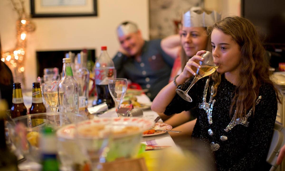 Многие родители не видят криминала в том, чтобы позволить своим почти взрослым, но еще несовершеннолетним чадам немного спиртного / © Leila Cutler, Alamy
