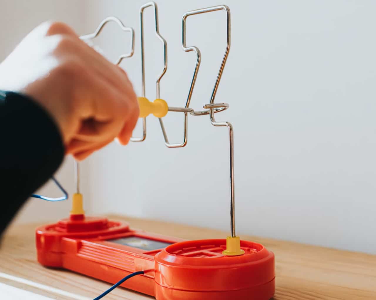 Настольная игра на координацию и ловкость рук Buzz wire / © Catherine Falls Commercial, Getty Images