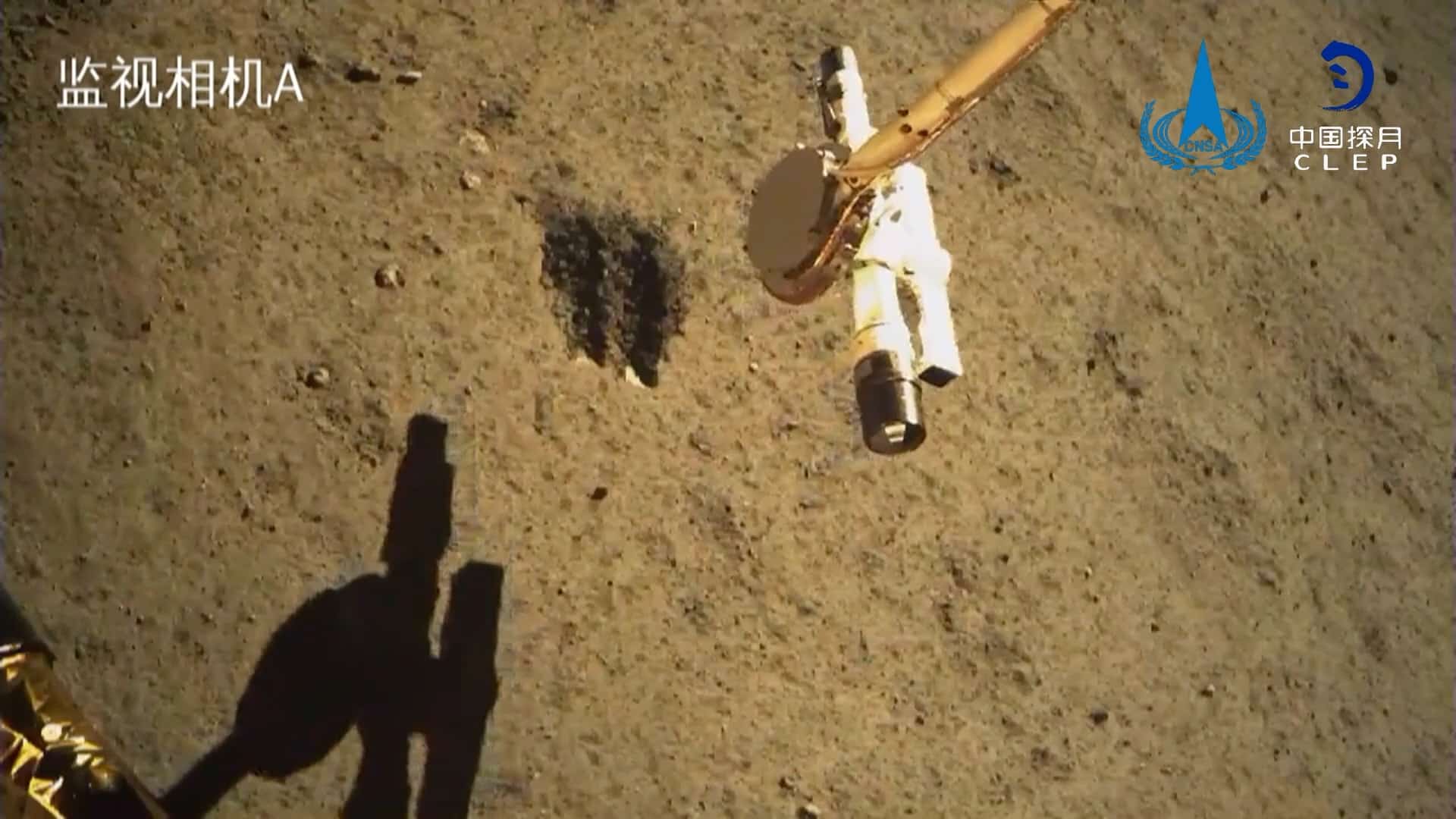 Манипулятор станции «Чанъэ-6» во время забора грунта на обратной стороне Луны / © Китайское национальное космическое управление
