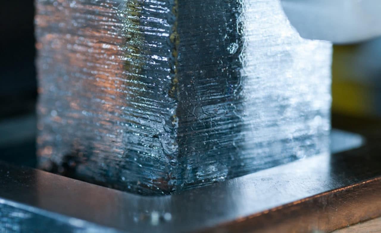 Образец приполярных льдов на специальном растапливающем устройстве, на котором происходит непрерывный процесс химического анализа примесей, встречающихся во льду / © Sylvain Masclin