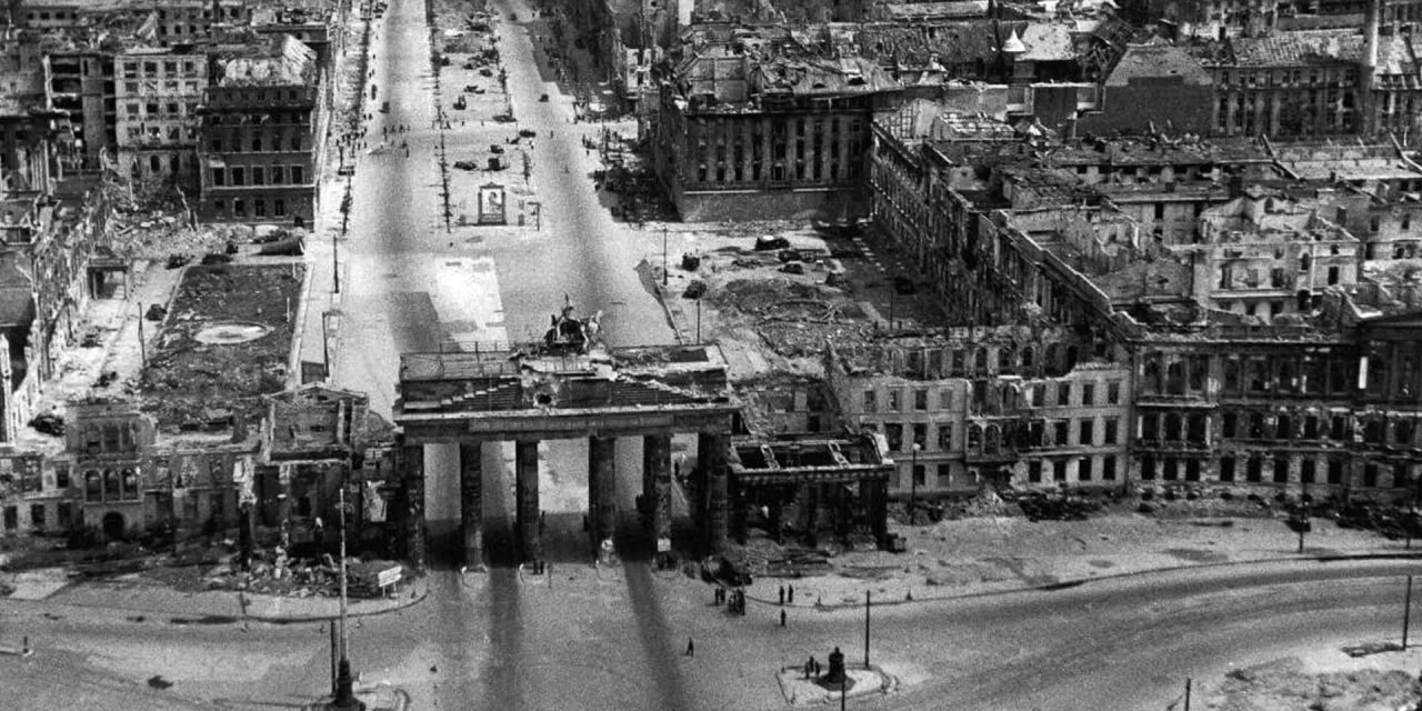 Меньшинство советских генералов считало, что Берлин в 1945 году можно было взять значительно быстрее и с куда меньшим количеством жертв и разрушений, чем получилось. Большинство считало иначе / ©  Wikimedia Commons