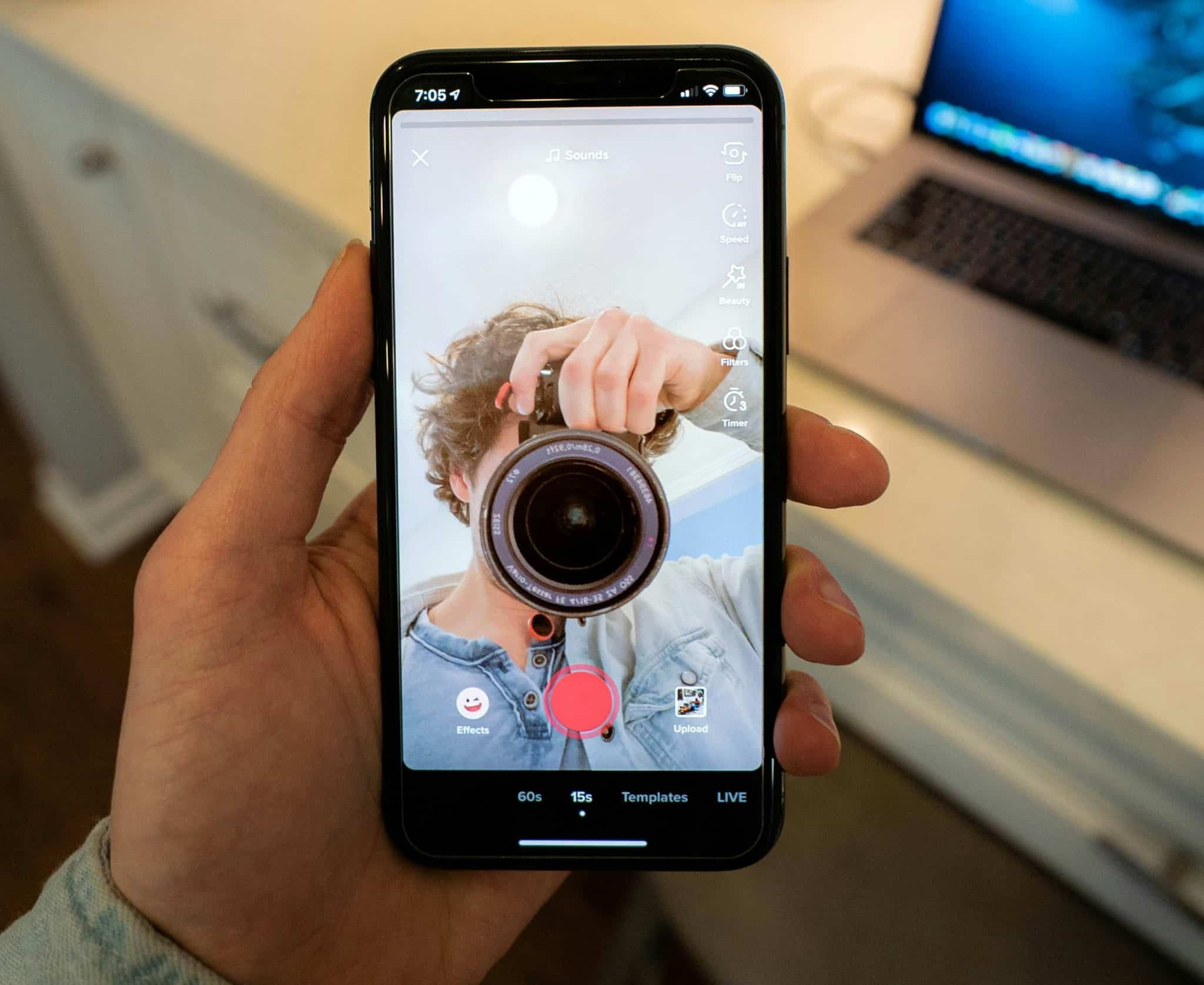 Ученые узнали, что постоянный просмотр коротких видео может крайне негативно влиять на мозг / © Aaron Weiss, unsplash.com