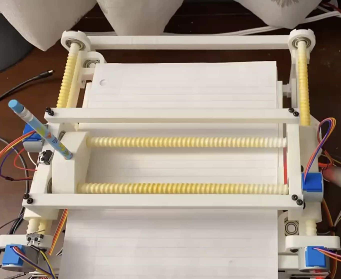 Полностью собранный рукописный аппарат, который пишет на листе бумаги / © Tianyi Huang et al.