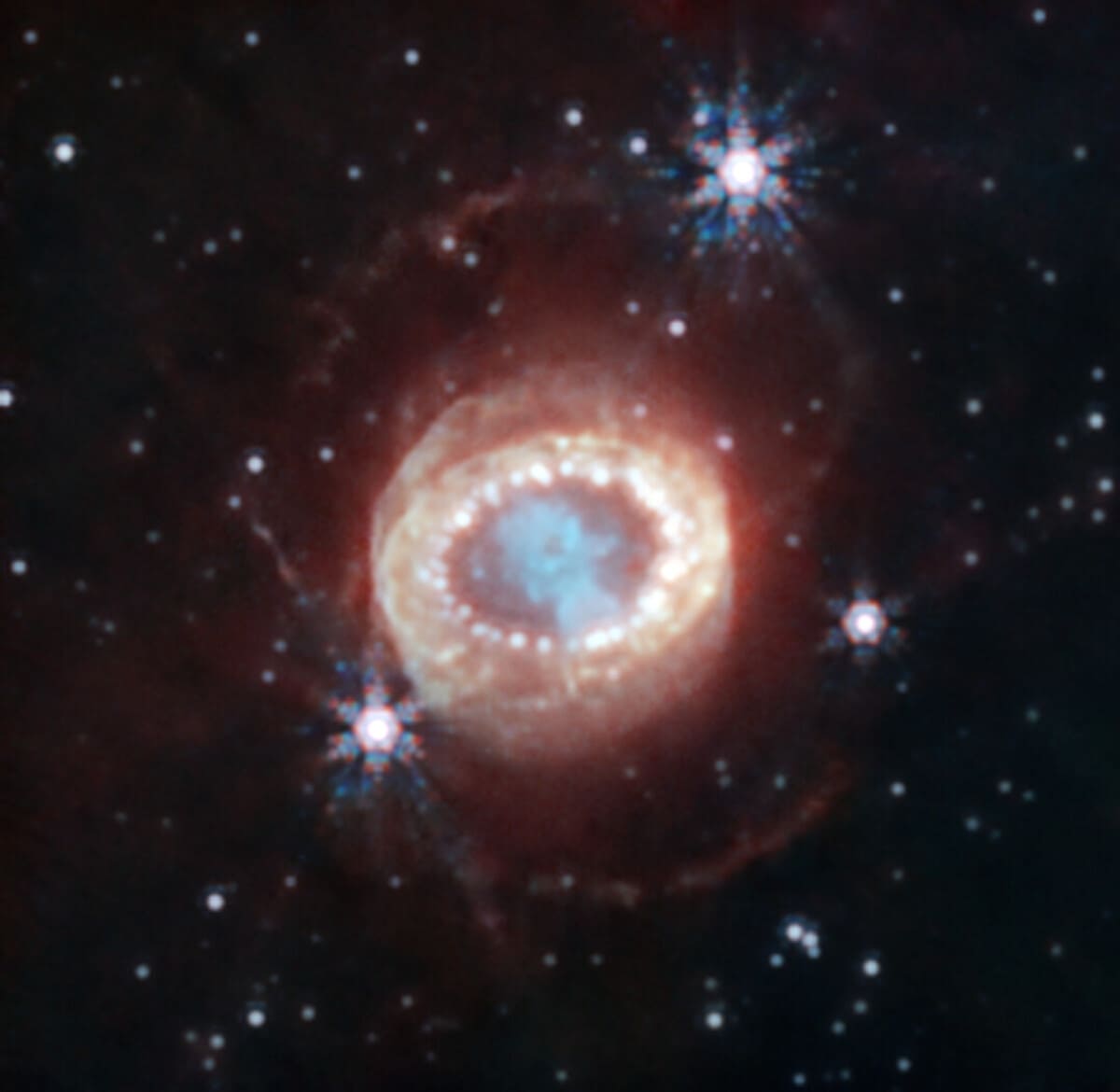 Остаток взрыва сверхновой SN 1987A / © NASA, ESA, CSA, M. Matsuura (Cardiff University), R. Arendt (NASA’s Goddard Spaceflight Center & University of Maryland, Baltimore County), C. Fransson (Stockholm University), J. Larsson (KTH Royal Institute of Technology), A. Pagan (STScI)