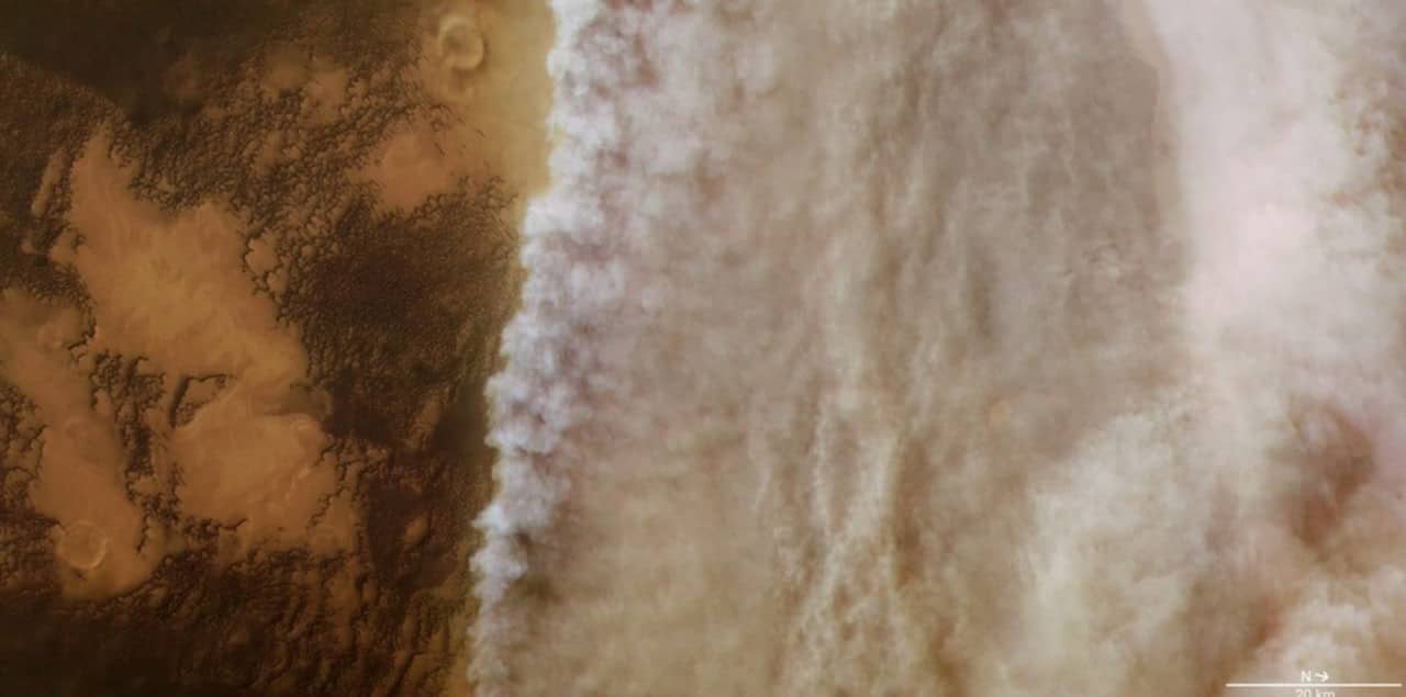 Пылевая буря в северном полушарии Марса, 2018 год, снимок с европейского аппарата на орбите Марса / © ESA