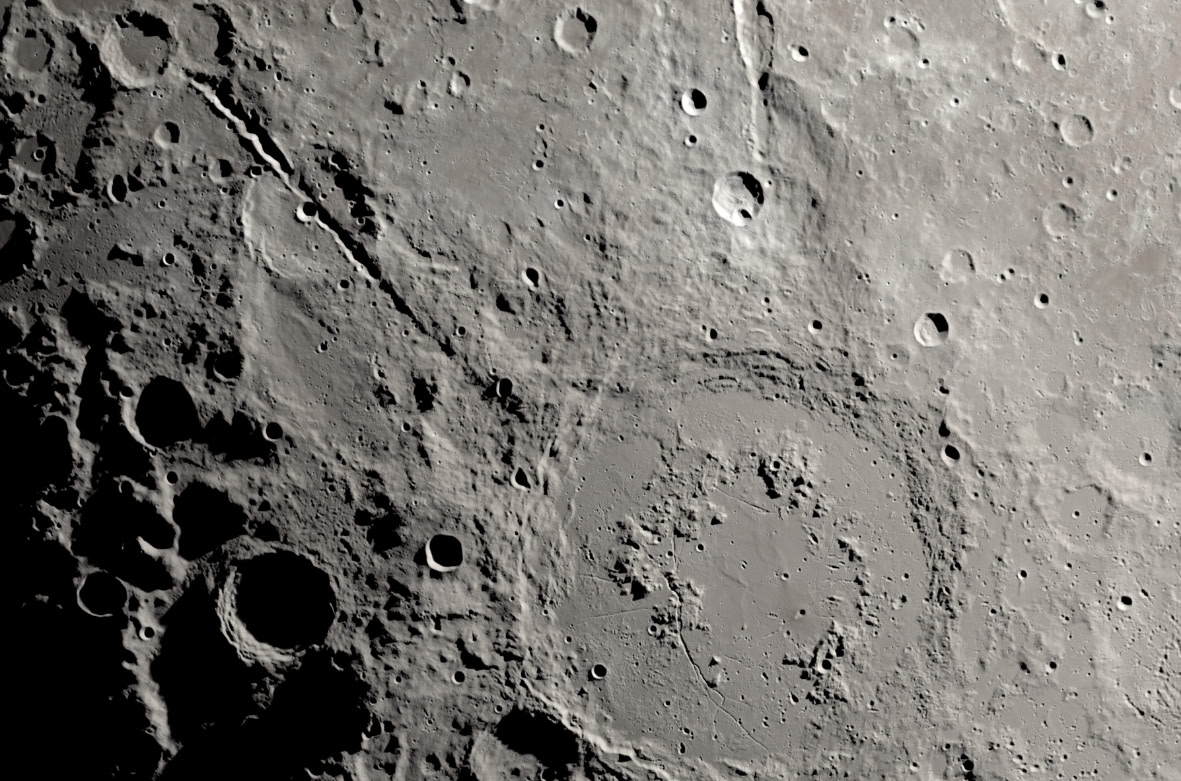 Вид на долины Шредингера и Планка, тянущиеся от кратера Шредингера на обратной стороне Луны / © NASA\SVS\Ernie T. Wright