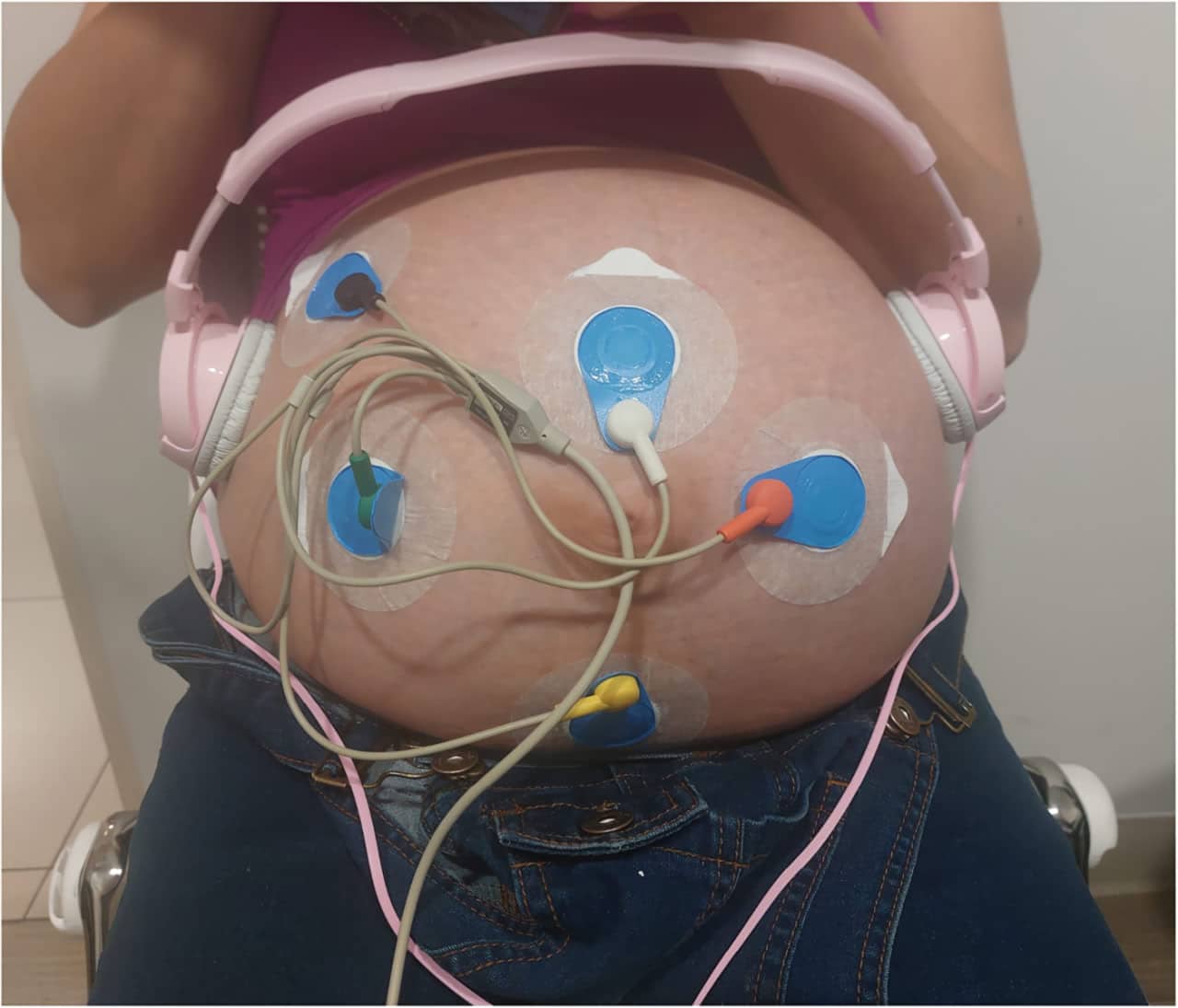 Одна из участниц эксперимента во время сеанса внутриутробного прослушивания музыки / © José Javier Reyes-Lagos, Hugo Mendieta-Zerón et al., Chaos: An Interdisciplinary Journal of Nonlinear Science, 2025