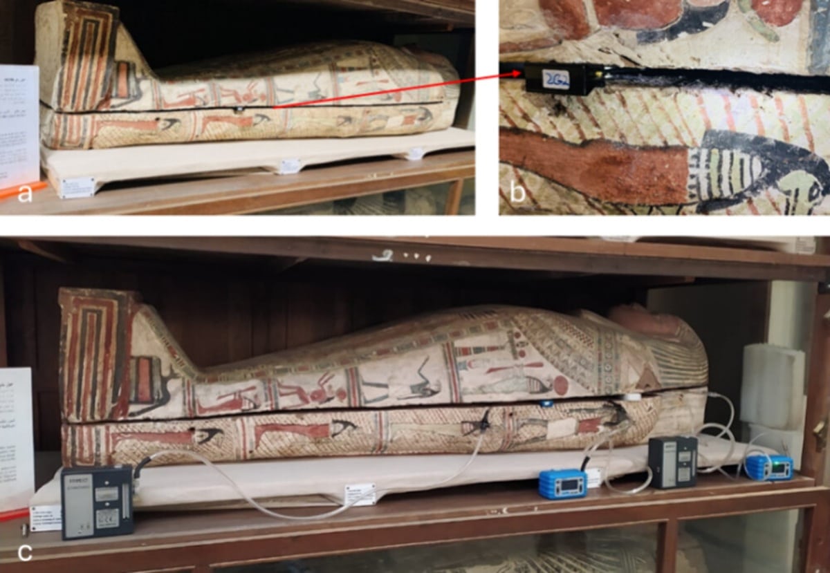 A — саркофаг с мумией M7 в экспозиции Египетского музея в Каире. B — прибор для твердофазной микроэкстракции летучих соединений в саркофаге, C — активное взятие пробы адсорбентной трубкой / © Emma Paolin et al, J. Am. Chem. Soc. 2025