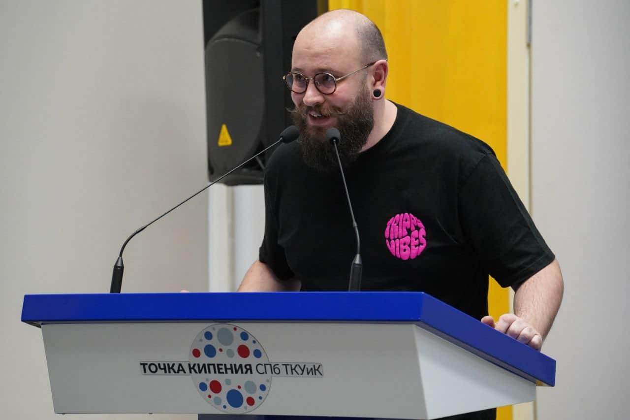 Кандидат биологических наук, экскурсовод Зоологического музея ЗИН РАН и популяризатор науки Илья Удалов / © Максим Нажонков, студент СПб ТКУиК и участник молодежного медиацентра АТИС, фото сделано во время проведения мероприятия «Открытая лабораторная» на площадке «Точка Кипения» в СПб ТКУиК, фото предоставлено Ильей Удаловым