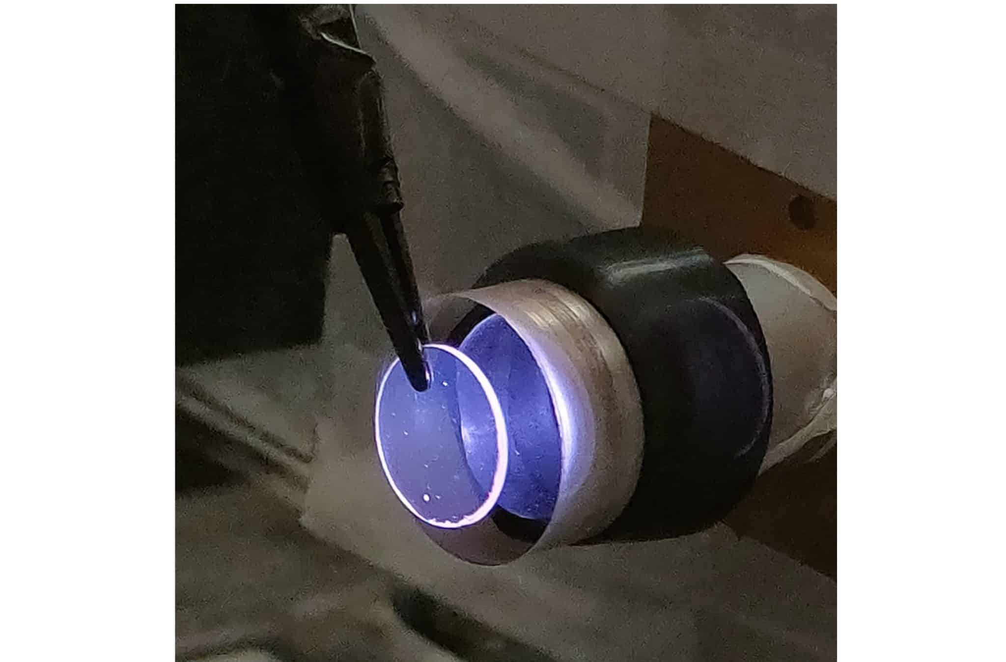 Кристалл из исследования заряжают под ультрафиолетовым излучением / © UChicago Pritzker School of Molecular Engineering / Zhong Lab