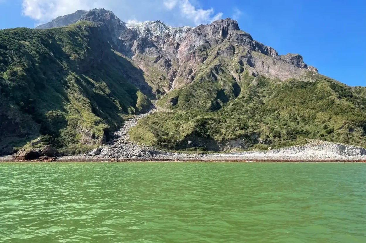 Вода вокруг японского острова Ио, который представляет собой часть архипелага Кадзан, окрашено в зеленый цвет из-за высокого содержания железа / © Taro Matsuo et al. (2025)