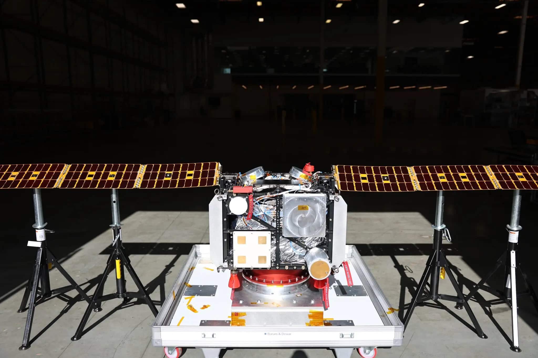 Испытание солнечных батарей Odin естественным солнечным светом на заводе AstroForge в Сил-Бич, Калифорния / © AstroForge