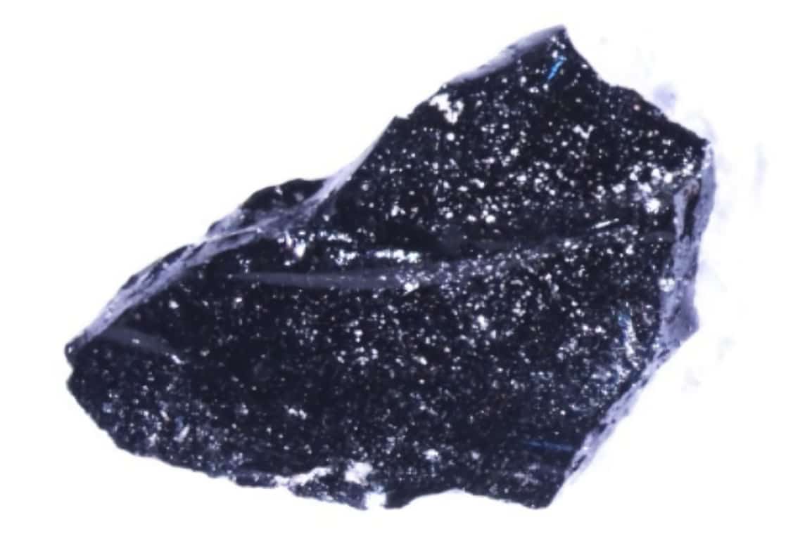 Фрагмент «остекленевшего» мозга из черепа жертвы извержения Везувия / © Guido Giordano et al., Scientific Reports 2025