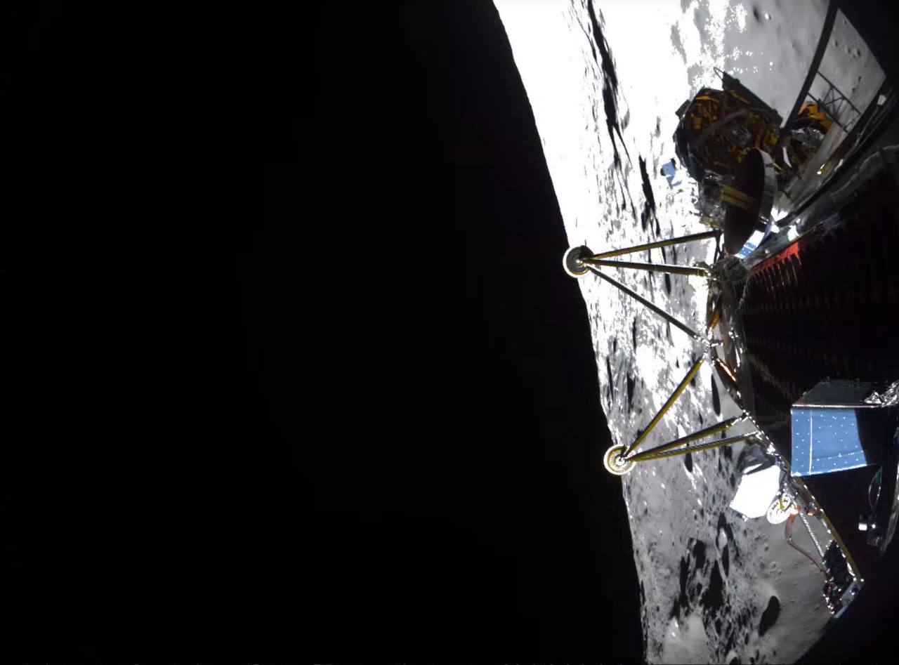 Посадочный аппарат «Афина» на фоне Луны. Перед нами единственный пока доступный снимок, отправленный аппаратом и он не внушает особого оптимизма / © Intuitive Machines