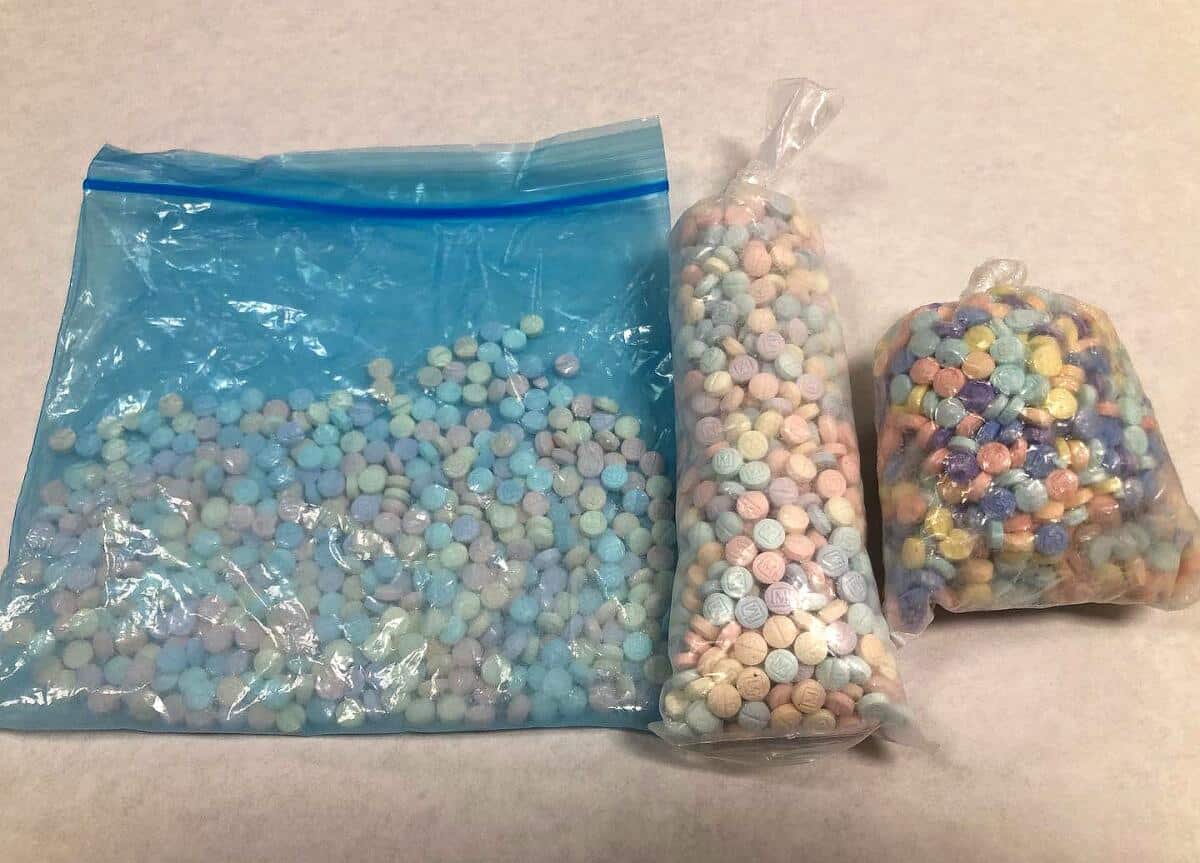 Нелегальные таблетки фентанила, изъятые властями в 2022 году / © Pasadena Police Department, Los Angeles Times