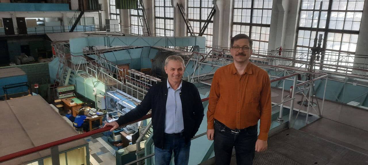 С.н.с ИТПМ СО РАН Андрей Иванов и доктор физ.-мат.наук, член-корреспондент РАН Андрей Бойко на фоне аэродинамической трубы Т-324 / © ИТПМ СО РАН, А.М.Сорокин