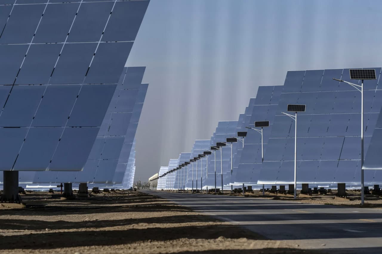 Китай не первый год лидирует по мощности введенных в строй солнечных электростанций. Но слишком быстрый их рост заставил Пекин принять меры по ограничению строительства новых станций: игроки местного рынка ожидают снижения ввода в 2025 году / © Qilai Shen, Bloomberg