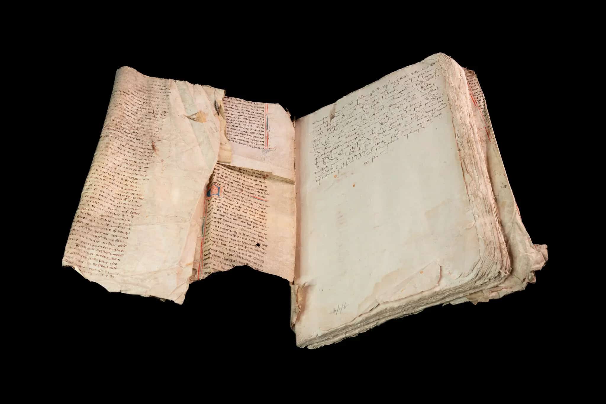 Внутренняя сторона передней обложки рукописи в том виде, в каком ее обнаружили. На фото видны многочисленные складки, включая загибы, из-за которых прочесть текст, скрытый под ними, или получить к нему доступ крайне сложно — это привело бы к повреждению материала / © Cambridge University Library