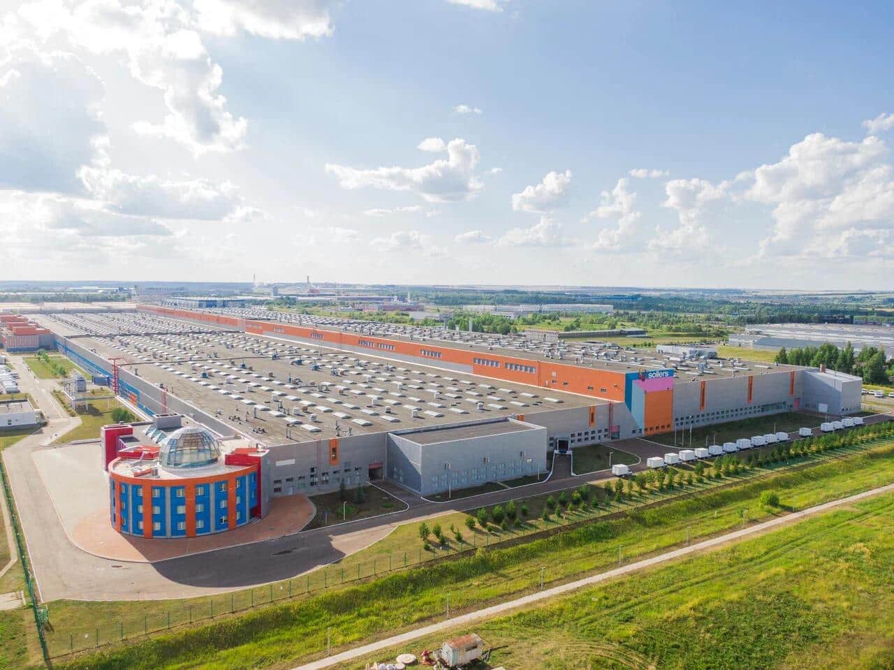 Реклама. АО «ОЭЗ ППТ «Алабуга». ИНН 1646019914, Erid: 2VtzqwBK2oA / Часть производственных мощностей промышленной зоны, © Алабуга