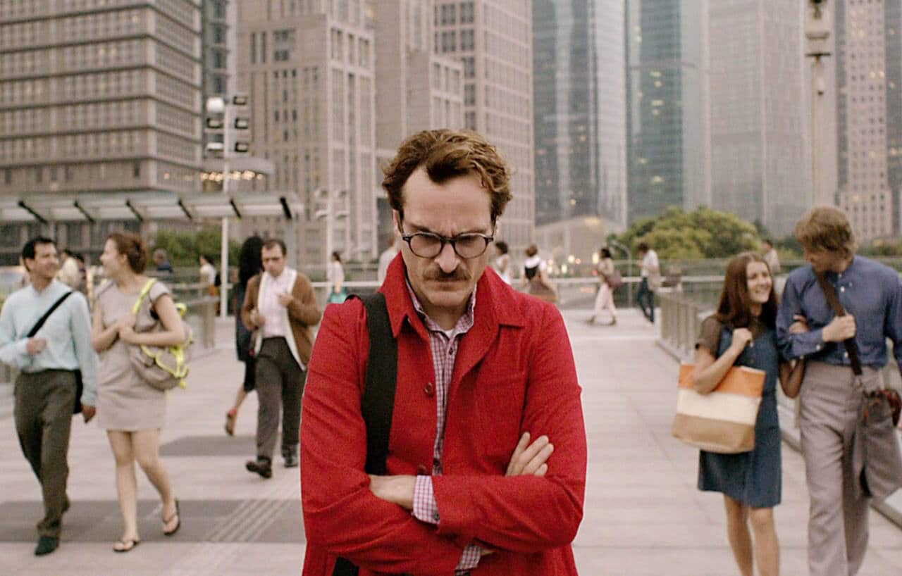 Кадр из фильма «Она», в котором главный персонаж в исполнении Хоакина Феникса влюбился в ИИ-личность по имени Саманта / © Warner Bros.