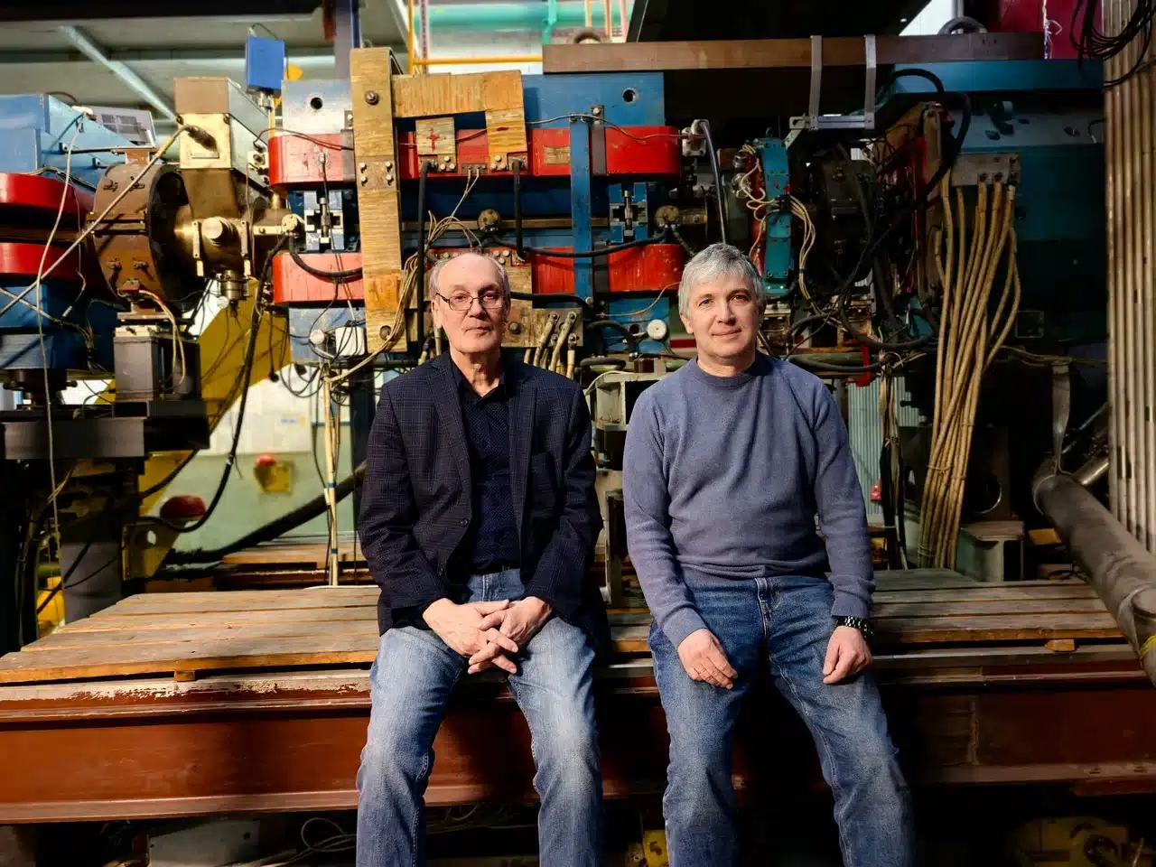 Евгений Левичев – заместитель директора по научной работе ИЯФ СО РАН, директор ЦКП «СКИФ», член-корреспондент РАН, человек, который хорошо понимает, как строить коллайдеры, и Иван Логашенко – заместитель директора по научной работе ИЯФ СО РАН, завкафедрой НГУ, доктор физико-математических наук, в туннеле коллайдера ВЭПП-4М. Здесь планируется построить новый коллайдер ВЭПП-6. © Алла Сковородина