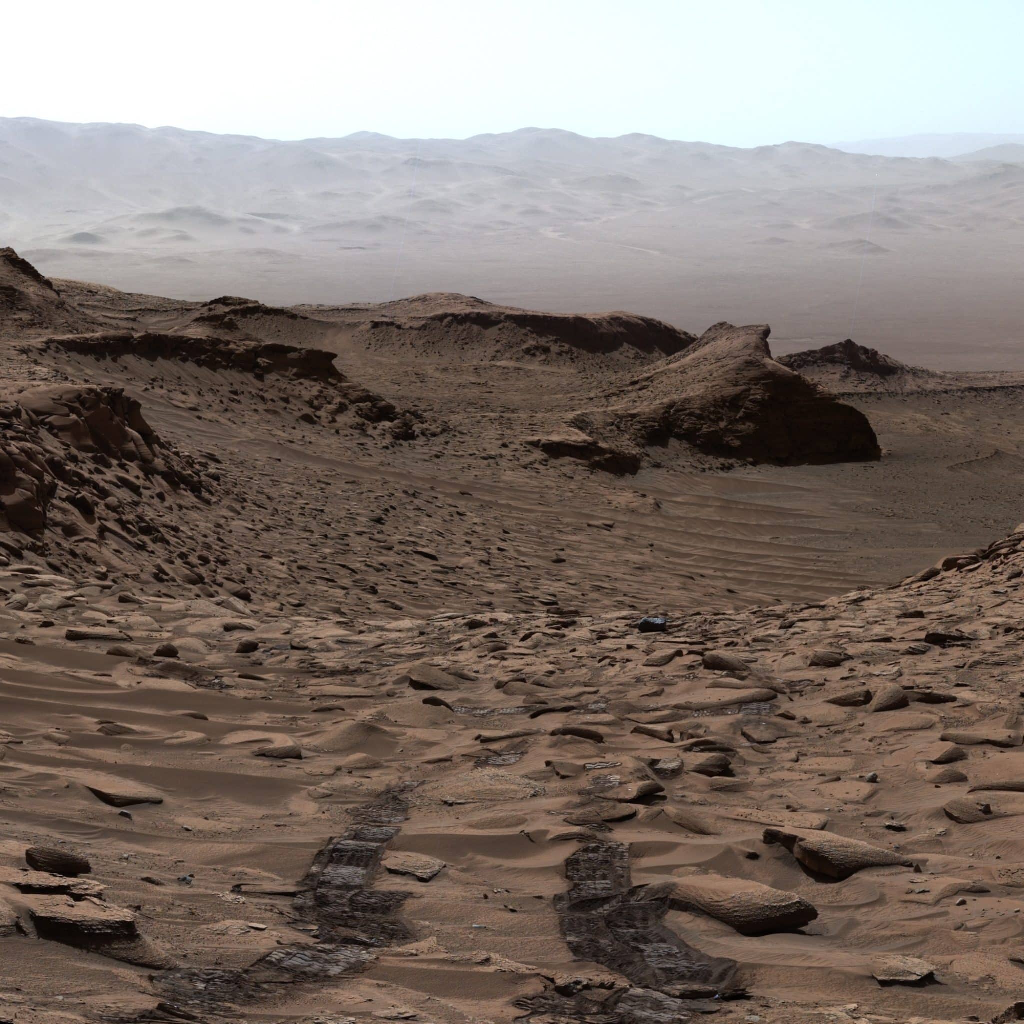 Составное изображение из фотографий ровера Curiosity, сделанных 30 апреля 2024 года в районе бурения Убажара в кратере Гейла на Марсе. Пробы грунта содержали большое количество сидерита / © NASA/Jet Propulsion Laboratory (JPL)-Caltech/Malin Space Science Systems (MSSS)