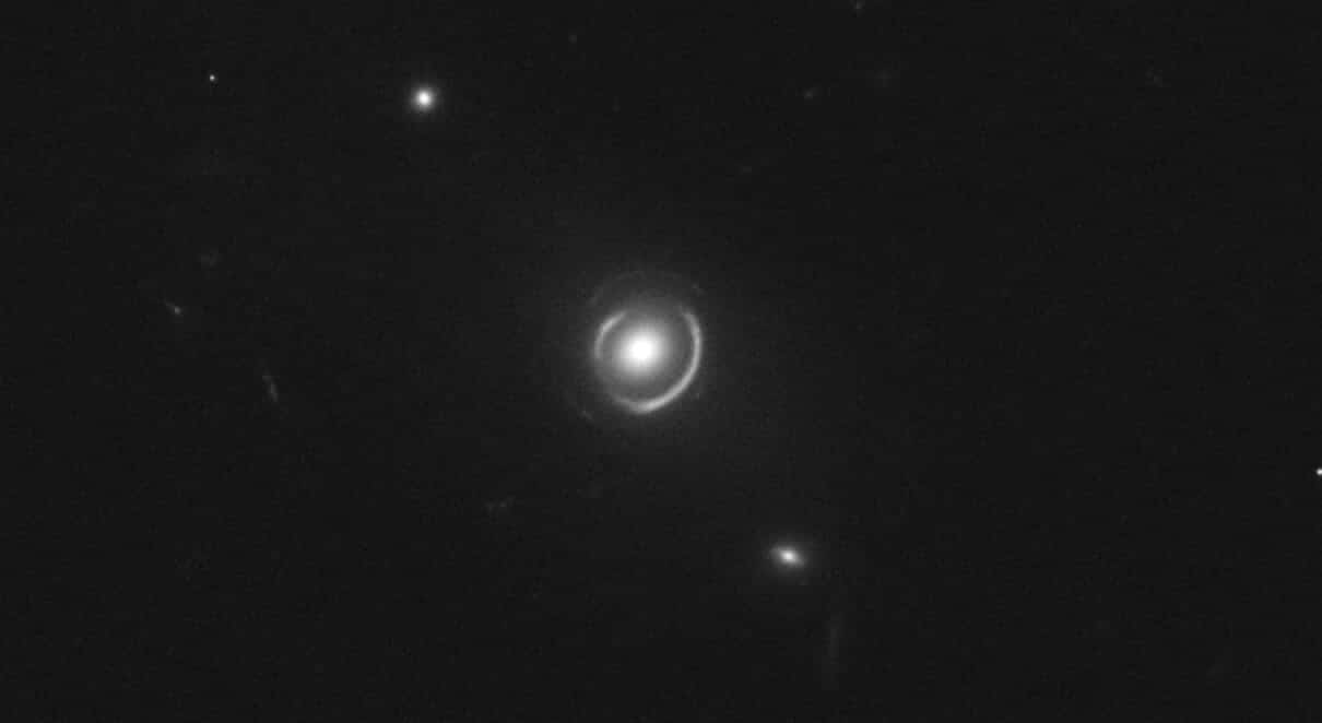 Система гравитационного линзирования SDSSJ0946+1006 («Джекпот») / © NASA, ESA, R. Gavazzi and T. Treu (University of California, Santa Barbara), and the SLACS team