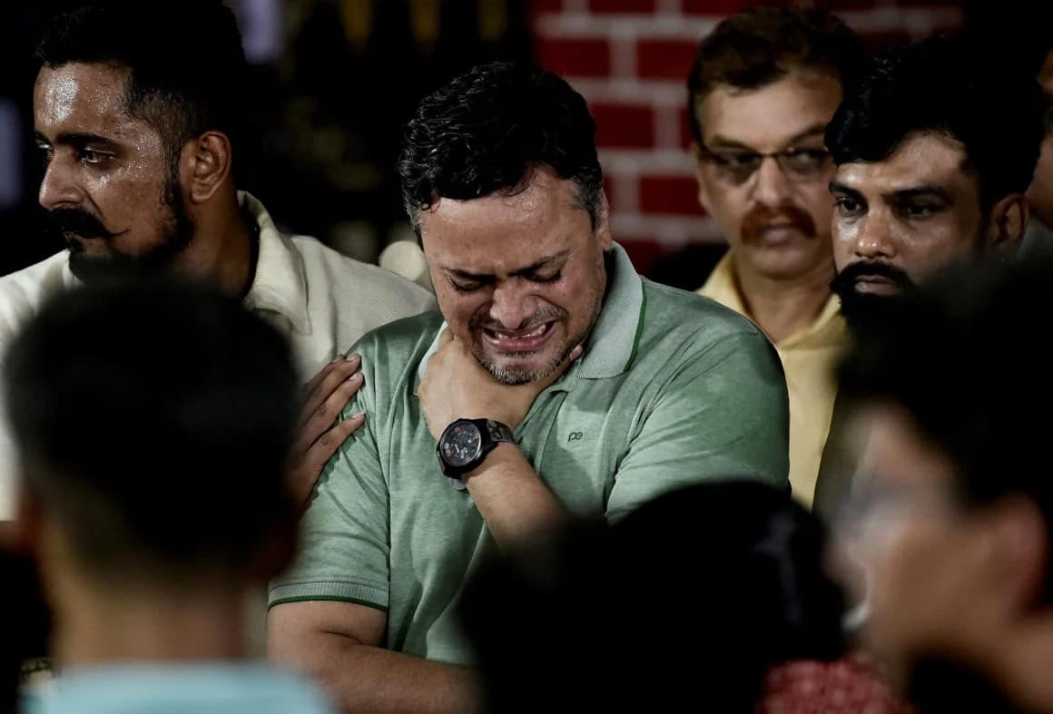 Члены семьи Санджай Леле, одного из убитых в терракте 22 апреля 2025 года, плачут на его похоронах 23 апреля / © Adnan Abidi, Reuters