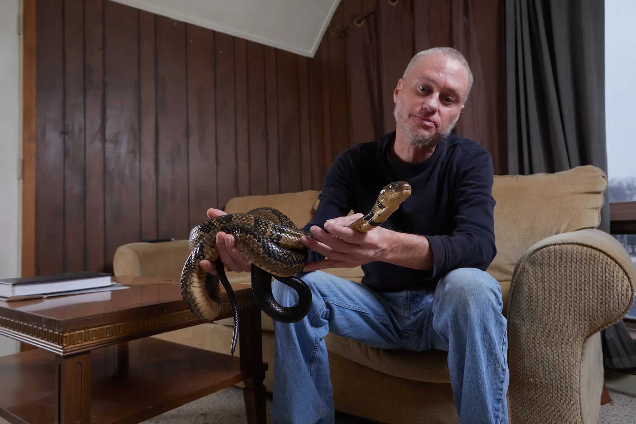 Тим Фрид со змеей в своем доме / © Peter Prato