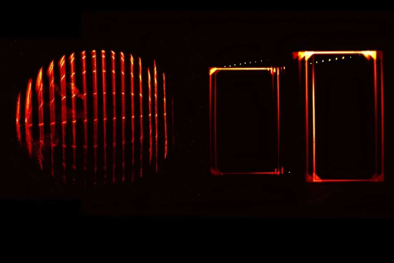 Вращение Террелла — Пенроуза, впервые запечатленное на камеру: куб, движущийся на околосветовой скорости в глазах стороннего наблюдателя выглядит слегка повернутым / © Communications Physics (2025) / Vienna University of Technology