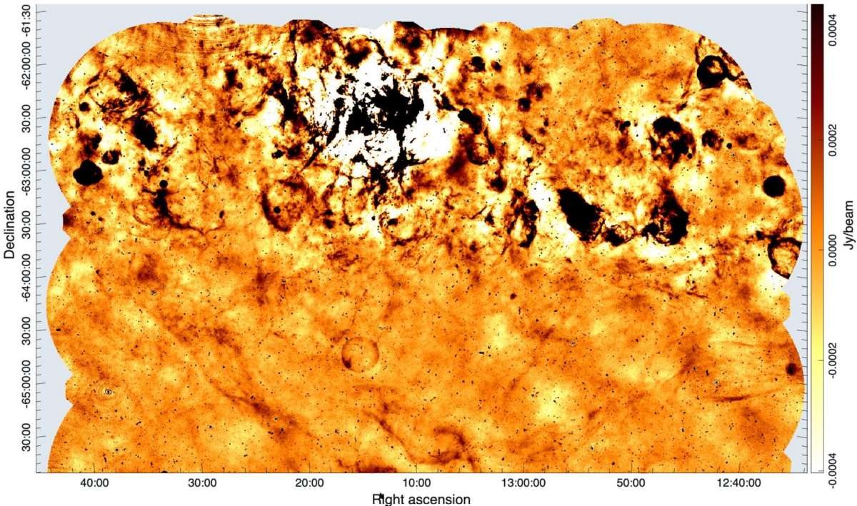 Снимок области неба, где находится остаток сверхновой Телейос, G305.4—2.2. Снимок сделан радиоинтерферометром ASKAP. В верхней части снимка — галактическая плоскость Млечного пути / © M.D. Filipovic et al. Publications of the Astronomical Society of Australia (2025)