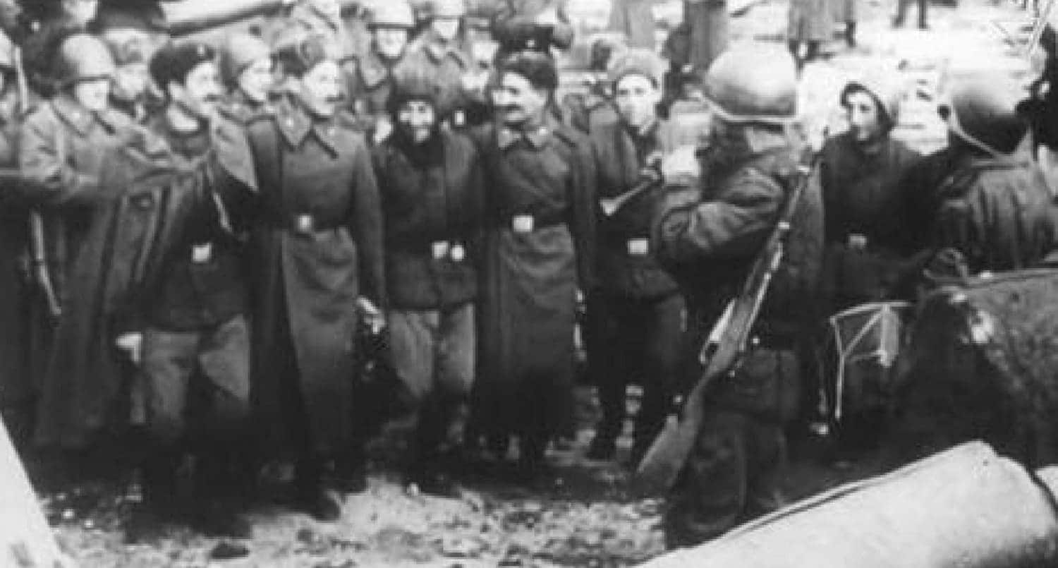 Бойцы 89-й Армянской Таманской трижды орденоносной стрелковой дивизии — единственного национального соединения РККА, участвовавшего во взятии Берлина, исполняют национальный танец Кочари. Дивизия была сформирована только из армян в конце 1941 года / © Из архивов, CC BY-SA