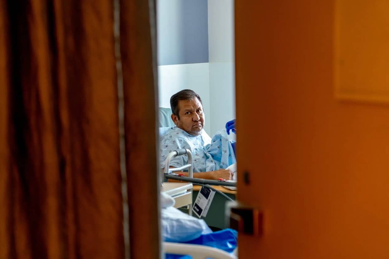 Оскар Ларрайнсар — мужчина, которому сделали первую в истории операцию по пересадке мочевого пузыря / © Kyle Grillot, The New York Times