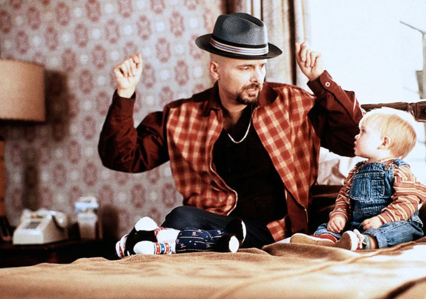 Кадр из американской приключенческой комедии 1994 года «Младенец на прогулке, или Ползком от гангстеров» / © Hughes Entertainment, 20th Century Fox