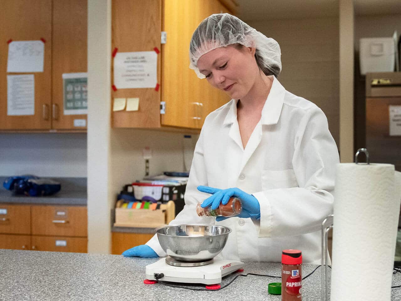 Американские ученые в контролируемом эксперименте проверили, может ли добавление в еду перца чили замедлять прием пищи и способствовать сокращению потребления калорий / © Patrick Mansell, Penn State