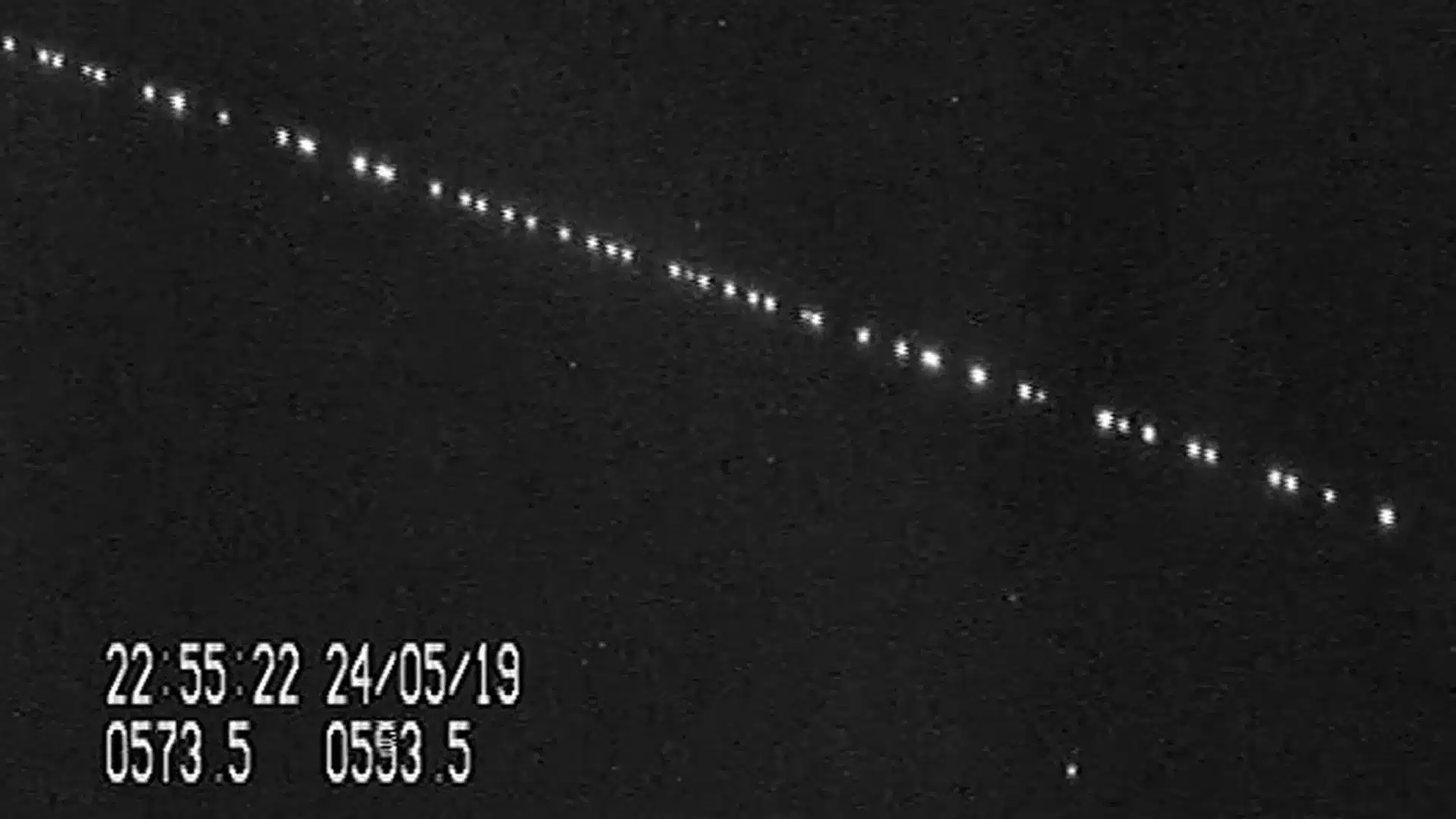 Спутники Starlink компании SpaceX в ночном небе над северо-западной Европой 24 мая 2019 года, вскоре после запуска. Спутники еще не разлетелись и по-прежнему плотно сгруппированы, образуя «поезд» / © SpaceX