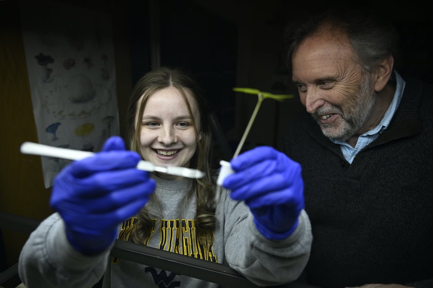 Студентка и ее преподаватель, открывшие новый вид гриба / © WVU Photo/Brian Persinger