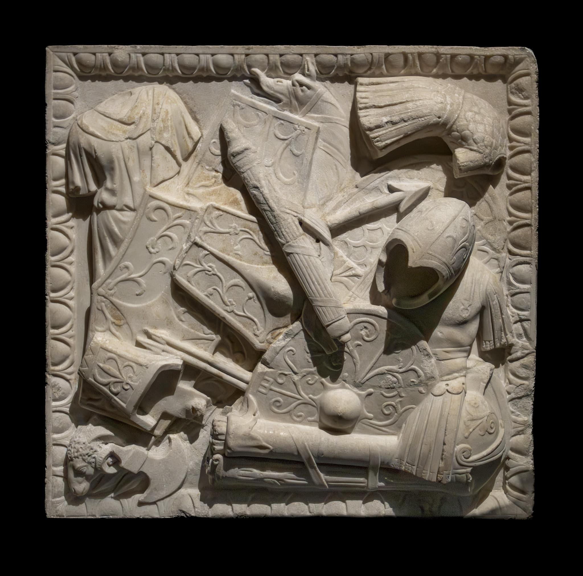 Мраморный барельеф запечатлел броню и оружие римского, дакийского и сарматского типа. I-II век. Британский музей, Лондон / © Stephen Chappell via Flickr