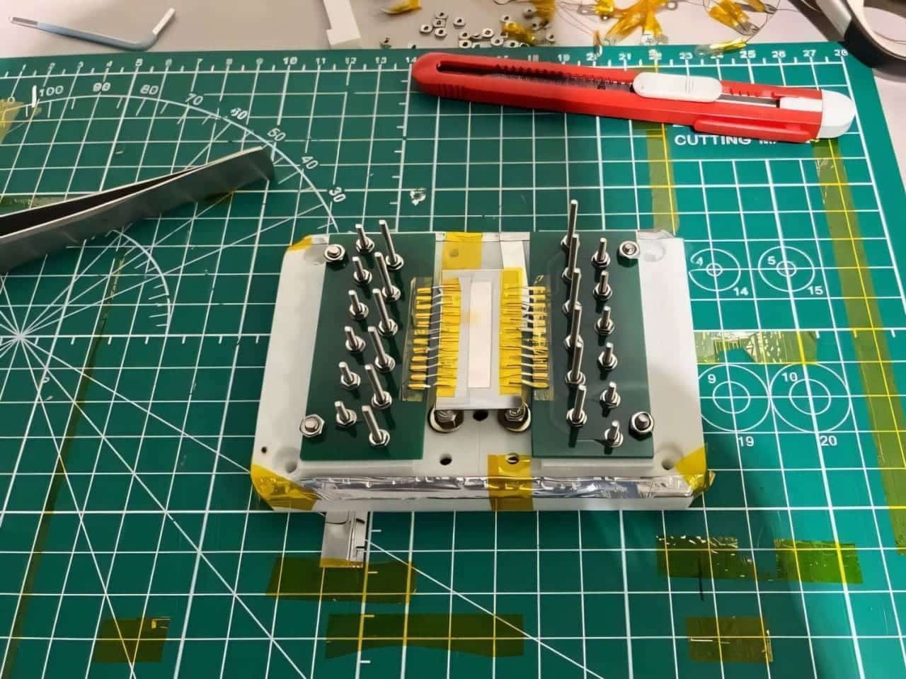 Подготовленное для эксперимента рентгеновское зеркало / © Takato Inoue