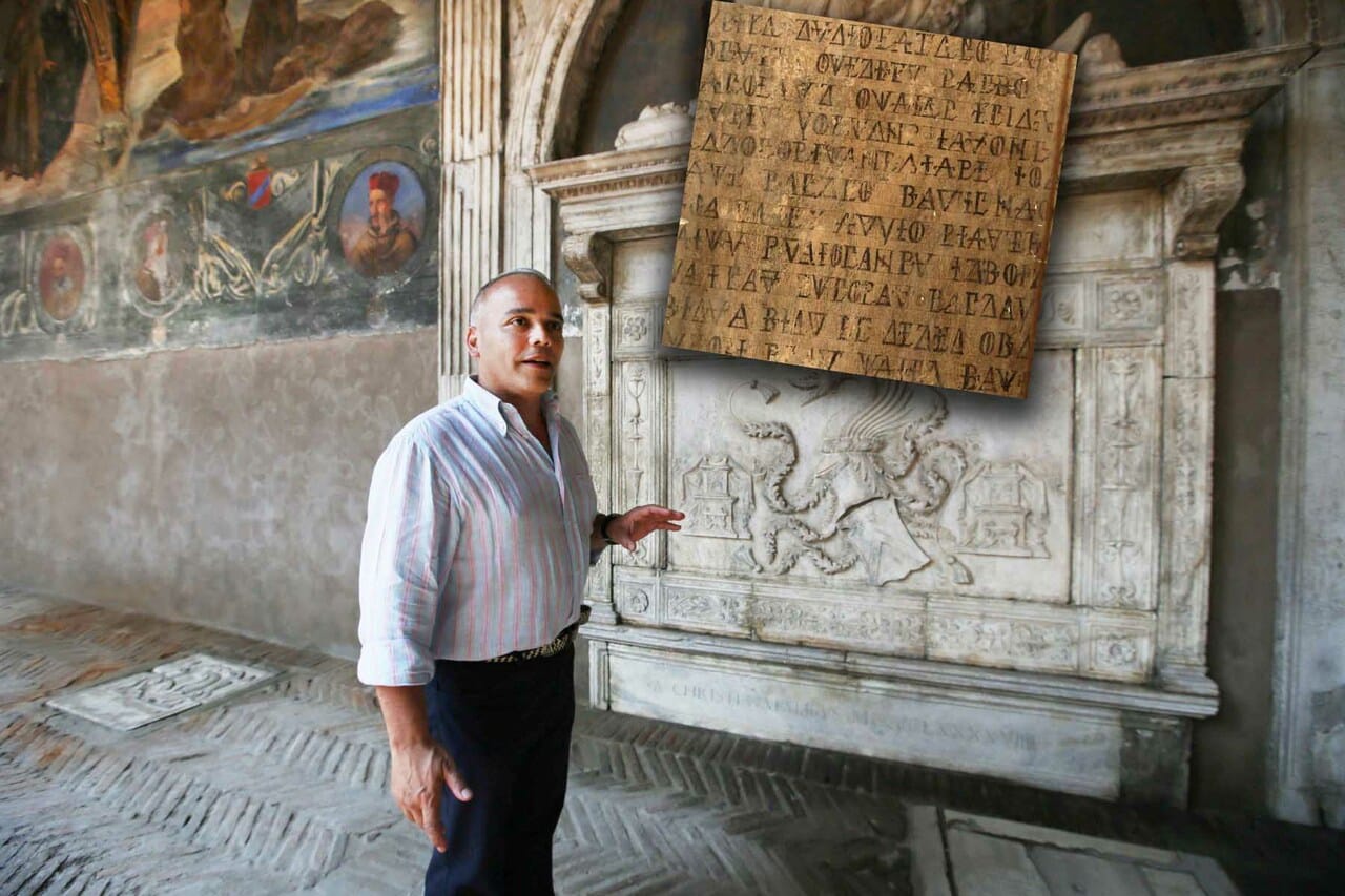 Надпись с греческими словами в Неаполе уже вызывает вопросы, но авторы новой гипотезы создали их еще больше, предположив, что речь идет о реальной могиле Влада Дракулы / © ilmattino.it, Sergio Siano
