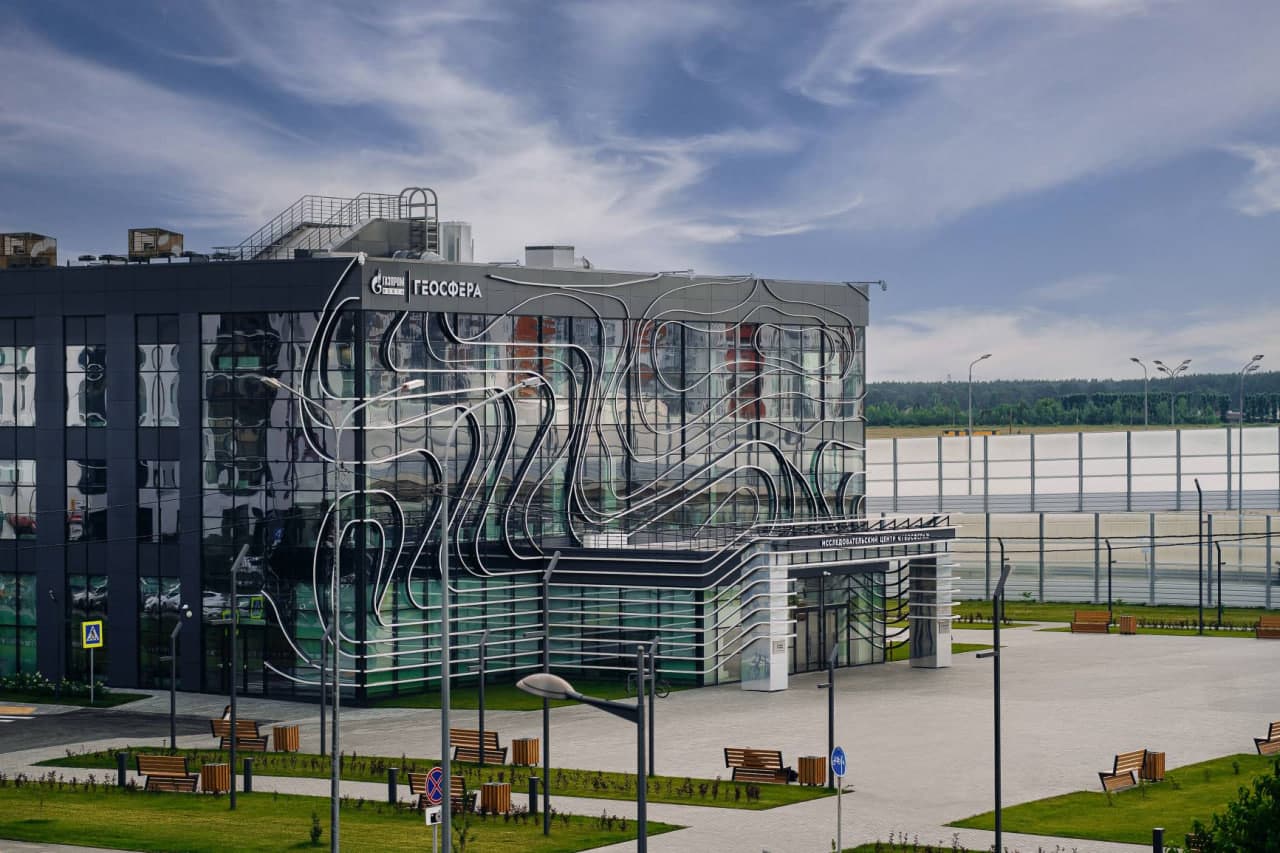 Корпус «Геосферы» с парковой зоной в новом жилом районе Тюмени / © «Геосфера»