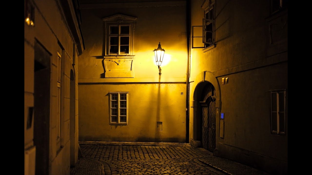 Яркое освещение ночью очень опасно. Оно приводит к нарушению естественных циркадных ритмов / © YouTube