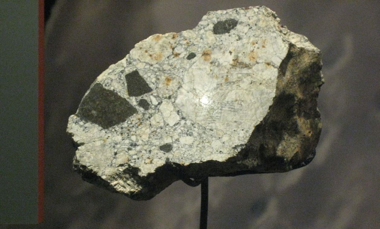 Метеорит из группы аубритов / © Wikimedia Commons/Claire H.