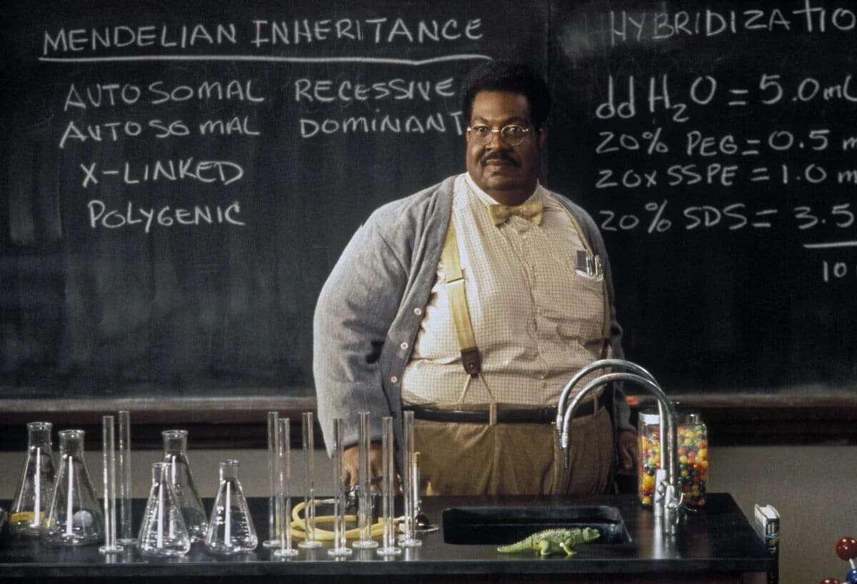 Чаще всего с сексуальными проблемами сталкиваются люди с лишним весом. По данным исследования 2018 года, 33 процента женщин и четверть мужчин, которые готовились к операциям из-за ожирения, сообщили о существенном снижении сексуальной активности. Кадр из фильма «Чокнутый профессор»  / © film.ru